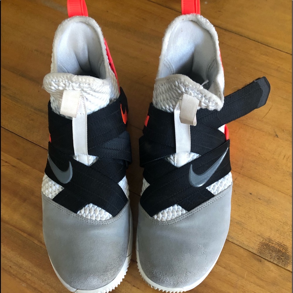 Nike basketball sneakers/ men’s 7.5